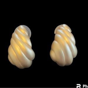 EUC Vintage Women’s Brushed Satin Gold Shell Design Pierced Earrings.